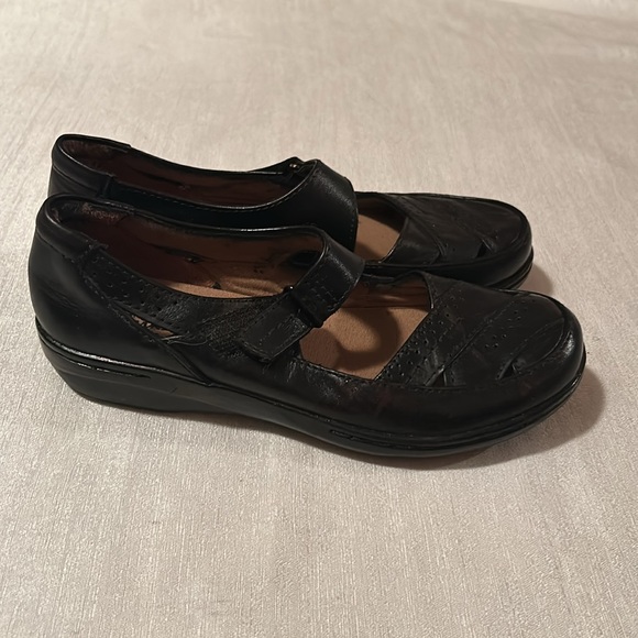 Clarks Collection Rounded Toe Cut Out Loafers - Picture 4 of 6